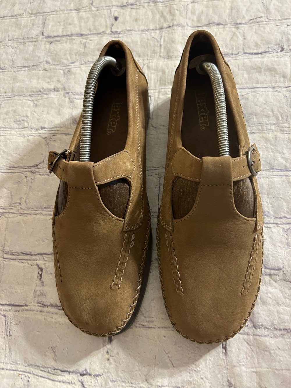 DEXTER TAN SUEDE MOC T-STRAP WHIPSTITCH ADJUSTABLE SIDE BUCKLE FLATS SIZE 10M
